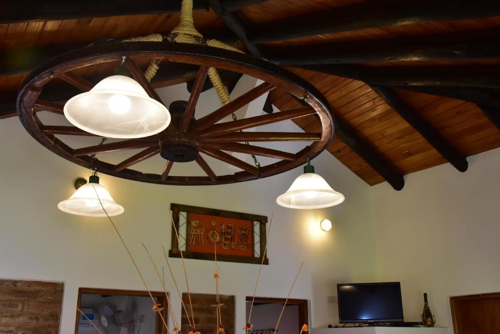 TV a/nebo společenská místnost v ubytování Cabañas La Soñada