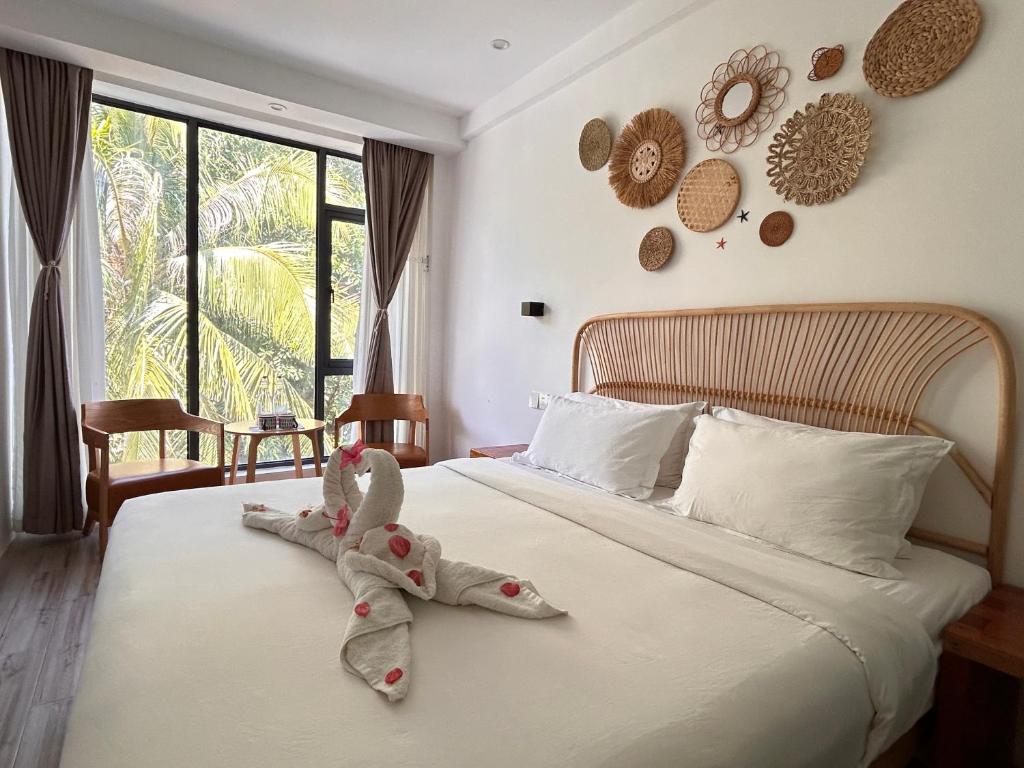 パングラオにあるFun Hotelのタオルが敷かれたベッドのある寝室