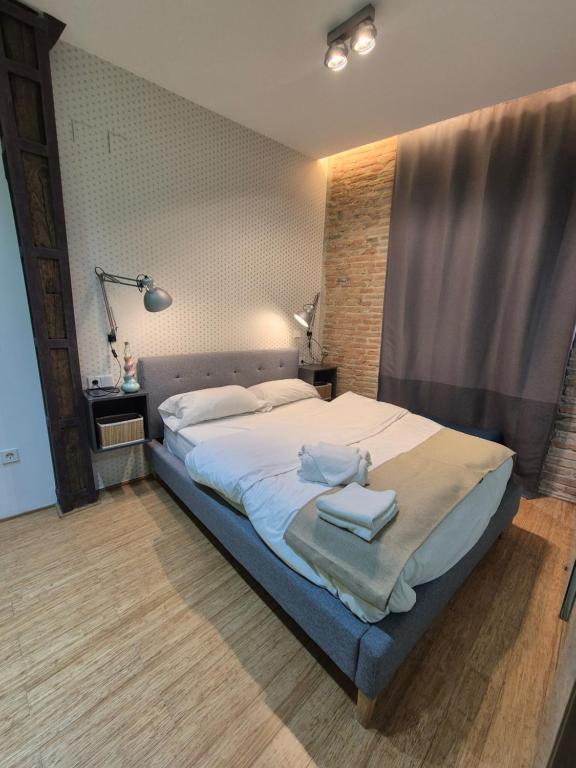 ein Schlafzimmer mit einem großen Bett, auf dem Handtücher liegen in der Unterkunft Modern & Cozy flat in Center Granada in Granada