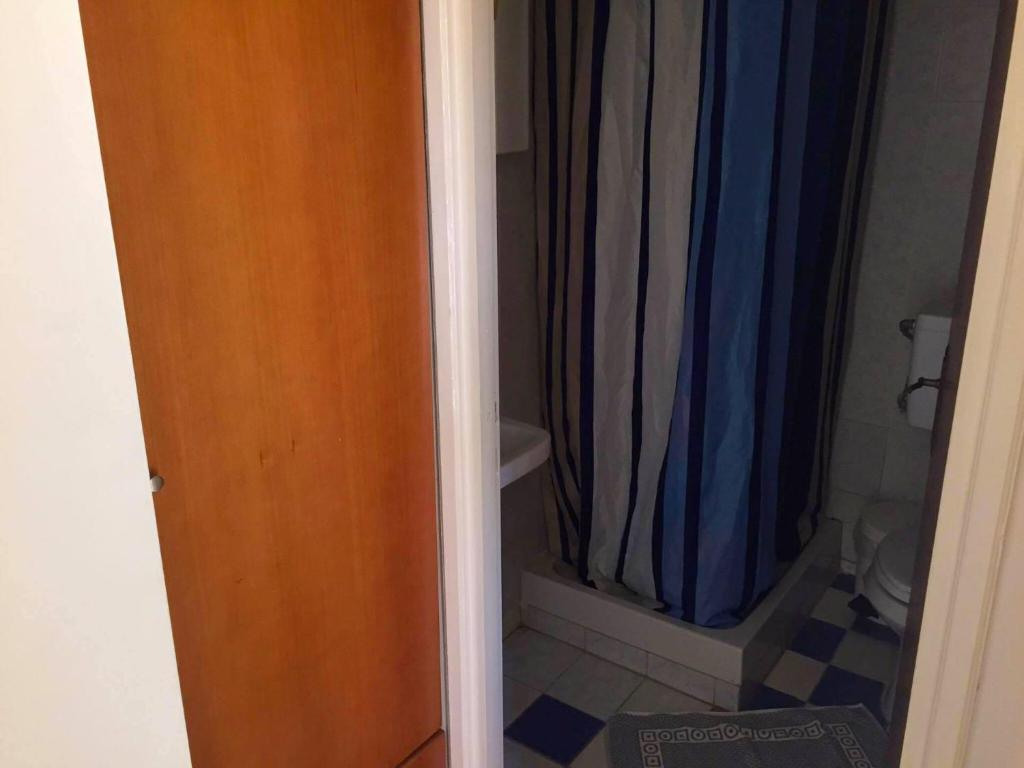 A bathroom at Akanthos Hotel