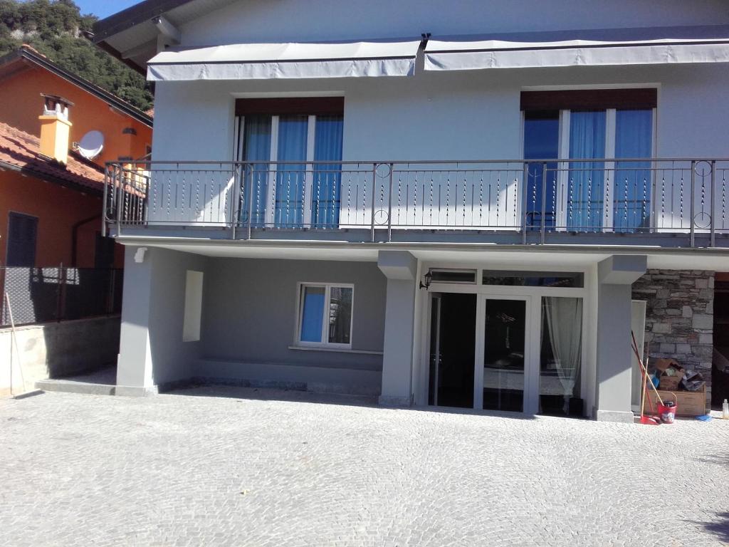 ein weißes Haus mit Balkon darüber in der Unterkunft Ca du Chicco in Cannero Riviera
