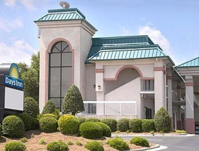 un edificio con un cartello davanti di Days Inn by Wyndham Saint Pauls a Saint Pauls