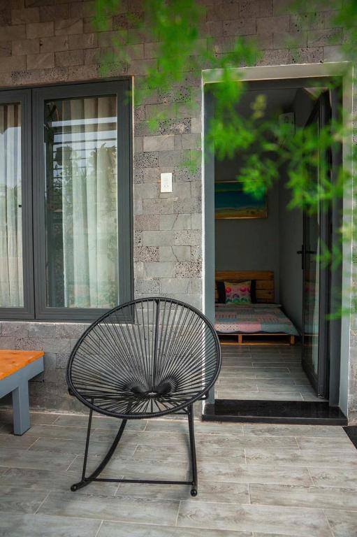 a bench sitting in front of a building at Nghi Homestay Phan Rang in Bắc Sớn