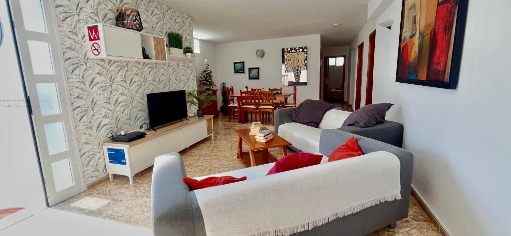 un soggiorno con due divani e una televisione di Guincho5B a Puerto del Carmen