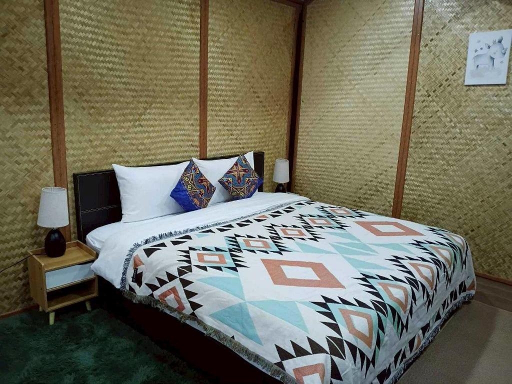 Ένα ή περισσότερα κρεβάτια σε δωμάτιο στο Banna Cafe & Glamping บ้านนา คาเฟ่ แอนด์ แกรมปิ้ง