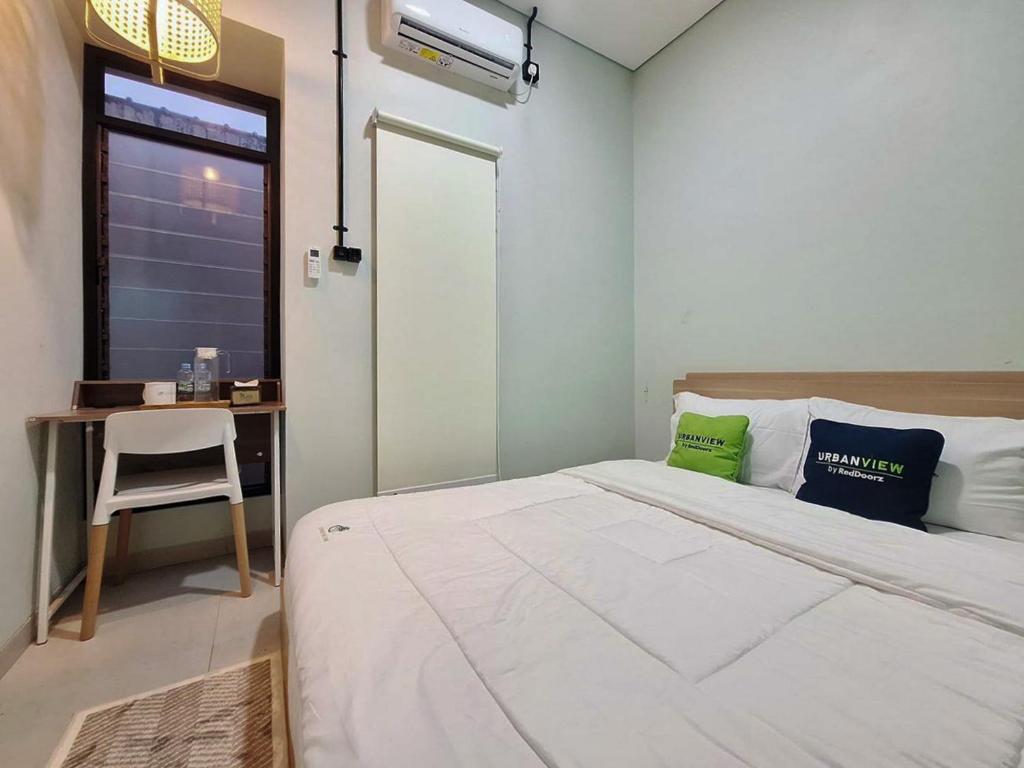 Ένα ή περισσότερα κρεβάτια σε δωμάτιο στο Urbanview Hotel Langkung Sae Magelang