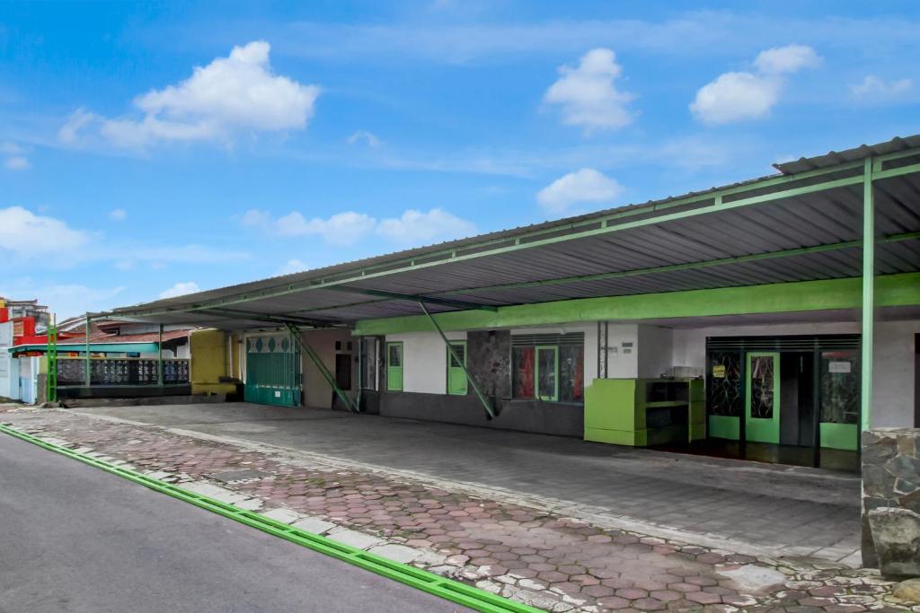 an empty building with green and white at OYO 95019 Jeppi Homestay in Kedungsari