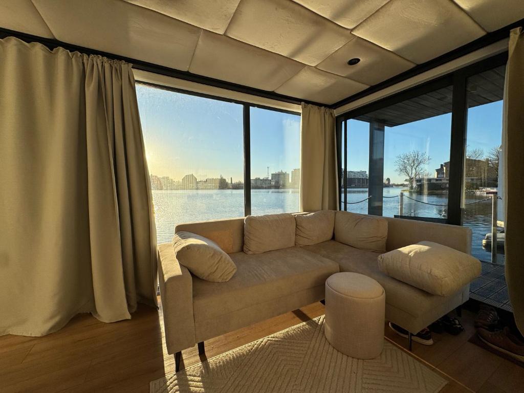 Photo inspiration: Visual Reference: Aqua Loft Lux Houseboat Waterfront Apartments Ščećin Ažurirane Cene