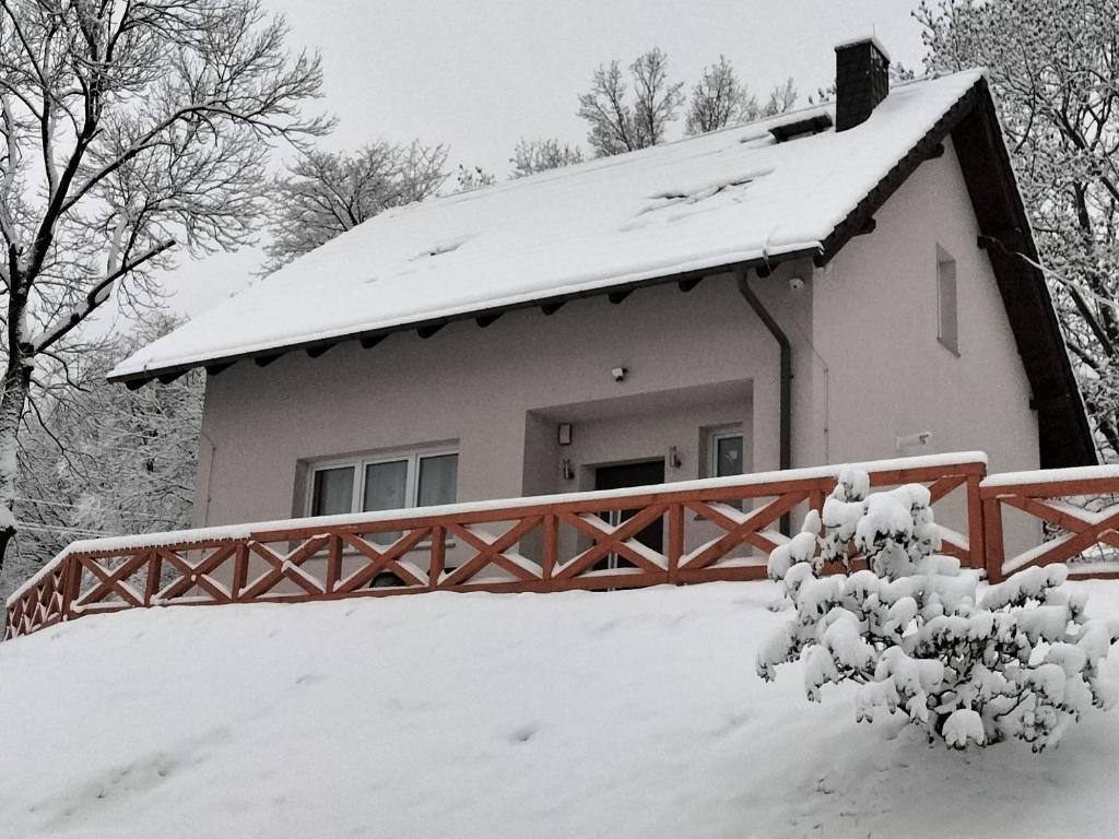 Το Dom w Miłkowie k Karpacza z widokiem na Karkonosze τον χειμώνα
