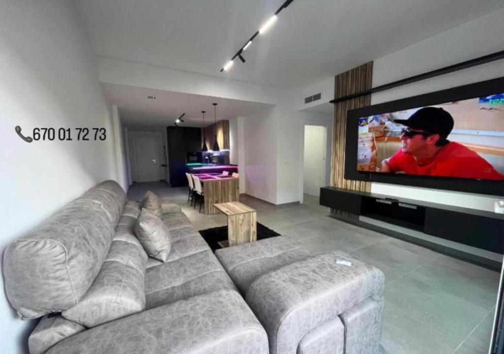 Μια τηλεόραση ή/και κέντρο ψυχαγωγίας στο Lujo en el centro con parking privado 3