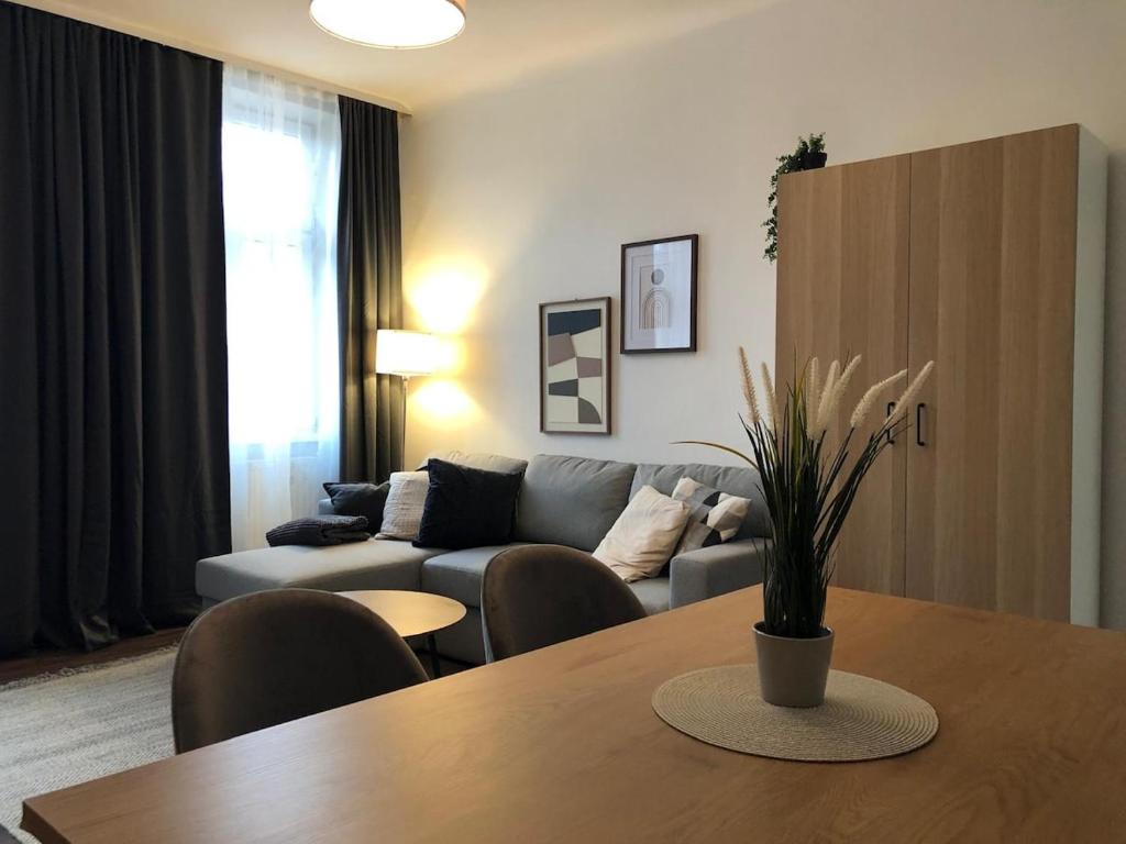 New Urban Chic with free parking near subway