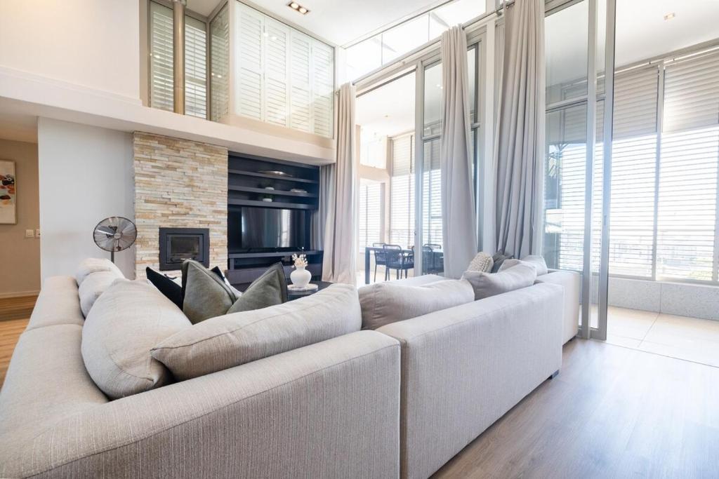 Χώρος καθιστικού στο Harbours Edge - Stylish 3Bedroom Penthouse with Hot Tub, Fireplace & Mountain Views