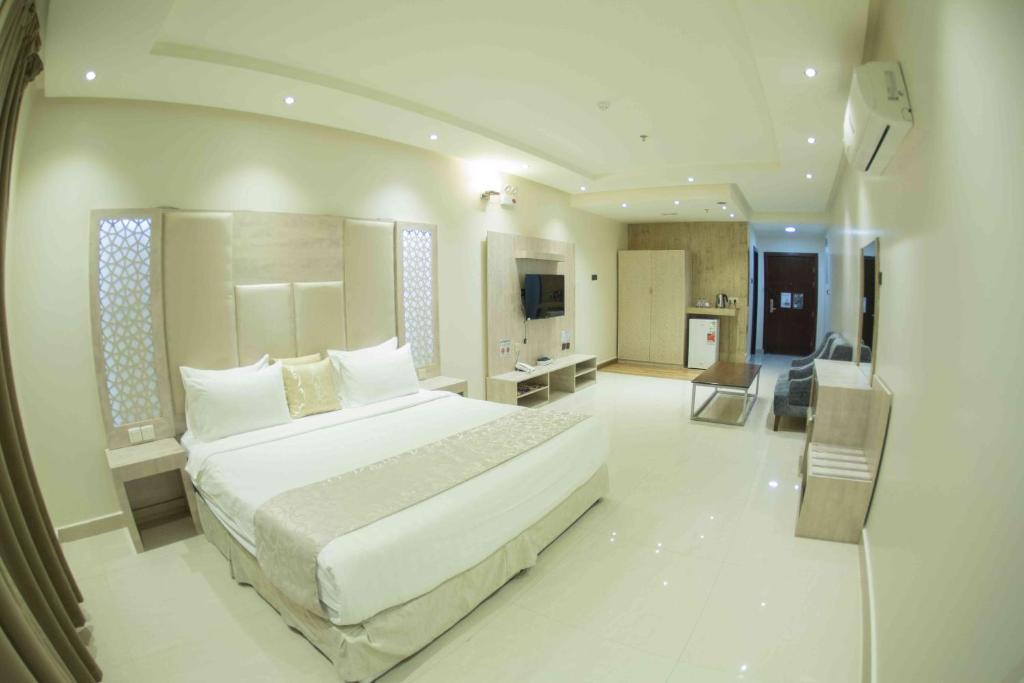 Ένα ή περισσότερα κρεβάτια σε δωμάτιο στο نسمات الأيام للشقق المخدومة