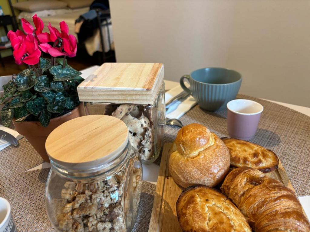 ein Tisch mit einem Tablett mit Brot und Gebäck in der Unterkunft AGAVE Suite in San Ligorio