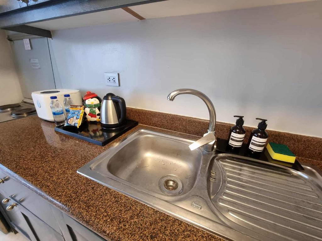 Una cocina o cocineta en Penny's Pine View Place at Crosswinds Tagaytay