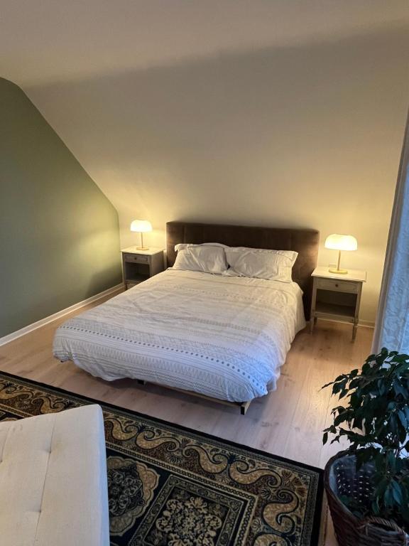 A bed or beds in a room at Silk and Stone Manor