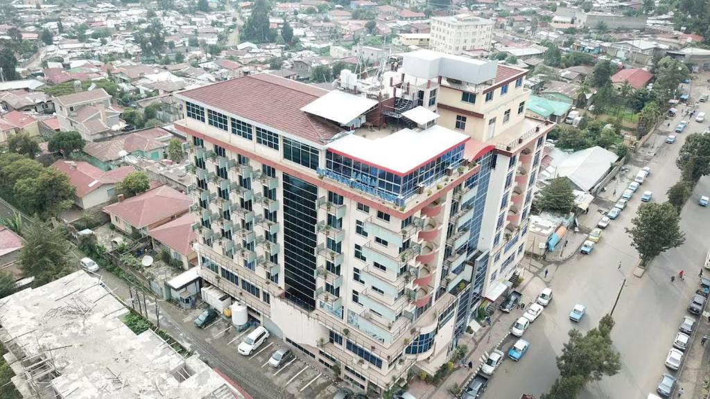 una vista sul soffitto di un grande edificio in una città di Sarem International Hotel & Spa ad Addis Abeba