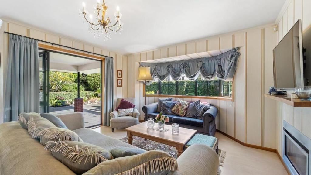 Un televizor și/sau centru de divertisment la A luxury seaside vacation villa located in a quiet and upscale neighborhood