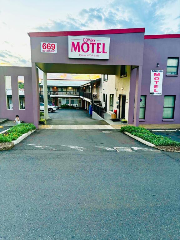 a empty parking lot in front of a house motel at Downs Motel in Toowoomba
