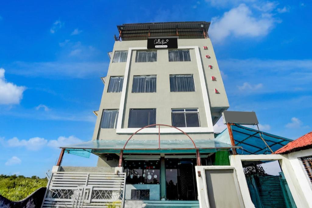 um prédio alto e branco com uma placa em Collection O Hingna City Court Nagpur Formerly Hotel Dream Inn em Khāpri