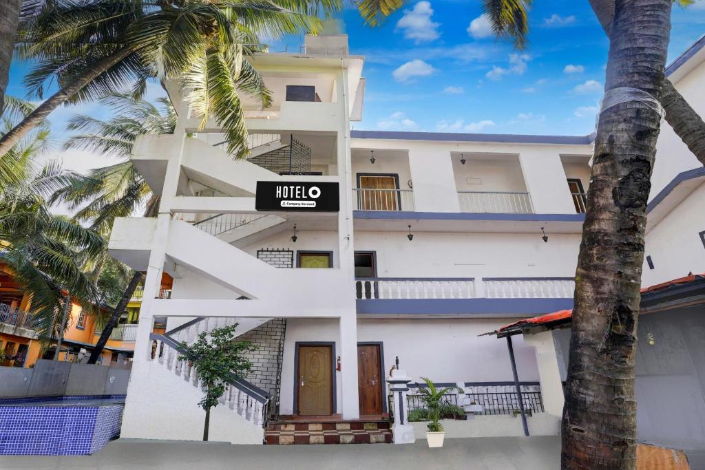 Un edificio con un cartello che dice Mitzo di Hotel O Calangute Beach Market Formerly Bella's Residency a Calangute