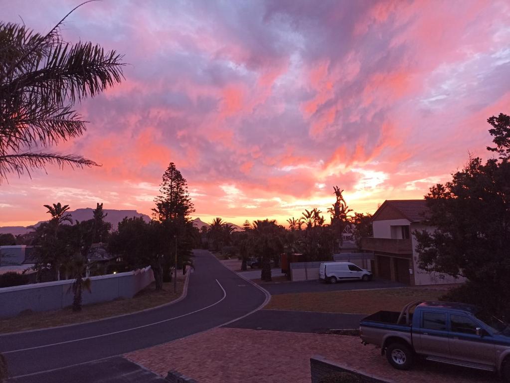 Η ανατολή ή δύση του ηλίου όπως φαίνεται από αυτή η παραθεριστική κατοικία ή από εκεί κοντά