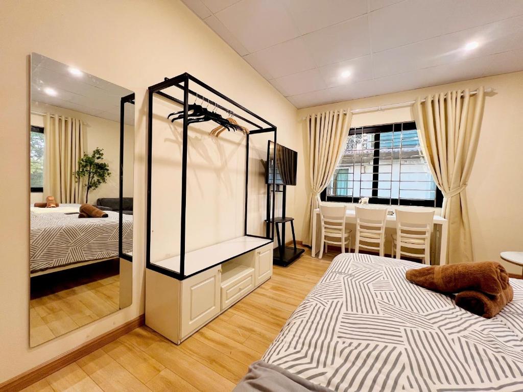 Ένα ή περισσότερα κρεβάτια σε δωμάτιο στο LushStay Cao Bá Quát