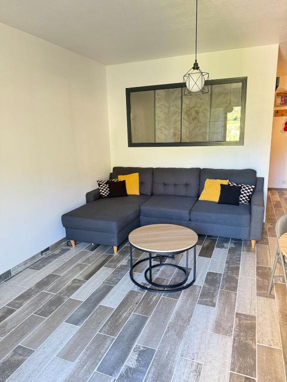 Χώρος καθιστικού στο Spacieux studio à deux pas du centre