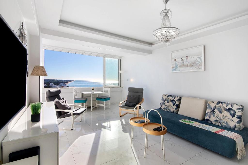 sala de estar con sofá y sillas en Delmar, en Cavacos