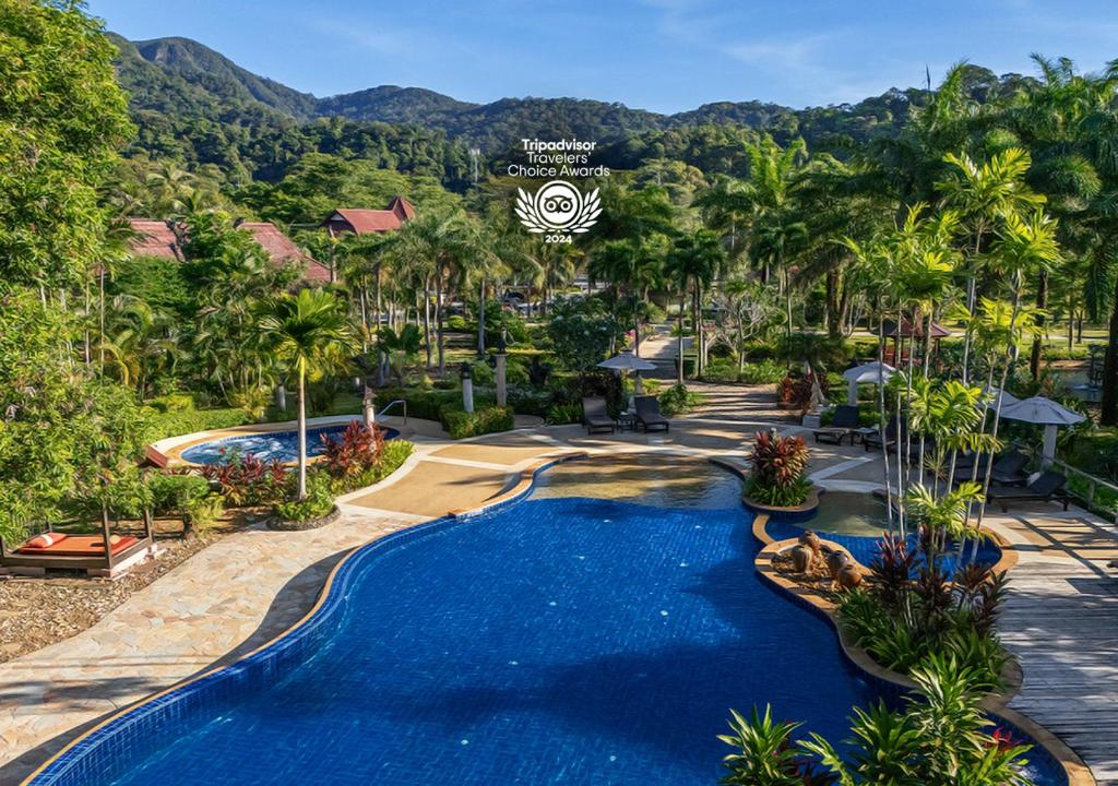 una vista aerea della piscina di un resort con palme di Annika Koh Chang , Formerly Ramayana Koh Chang Resort & Spa a Ko Chang