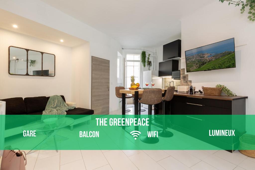 een woonkamer met een bank en een bureau in een kamer bij GreenPeace - Host Provence in Toulon