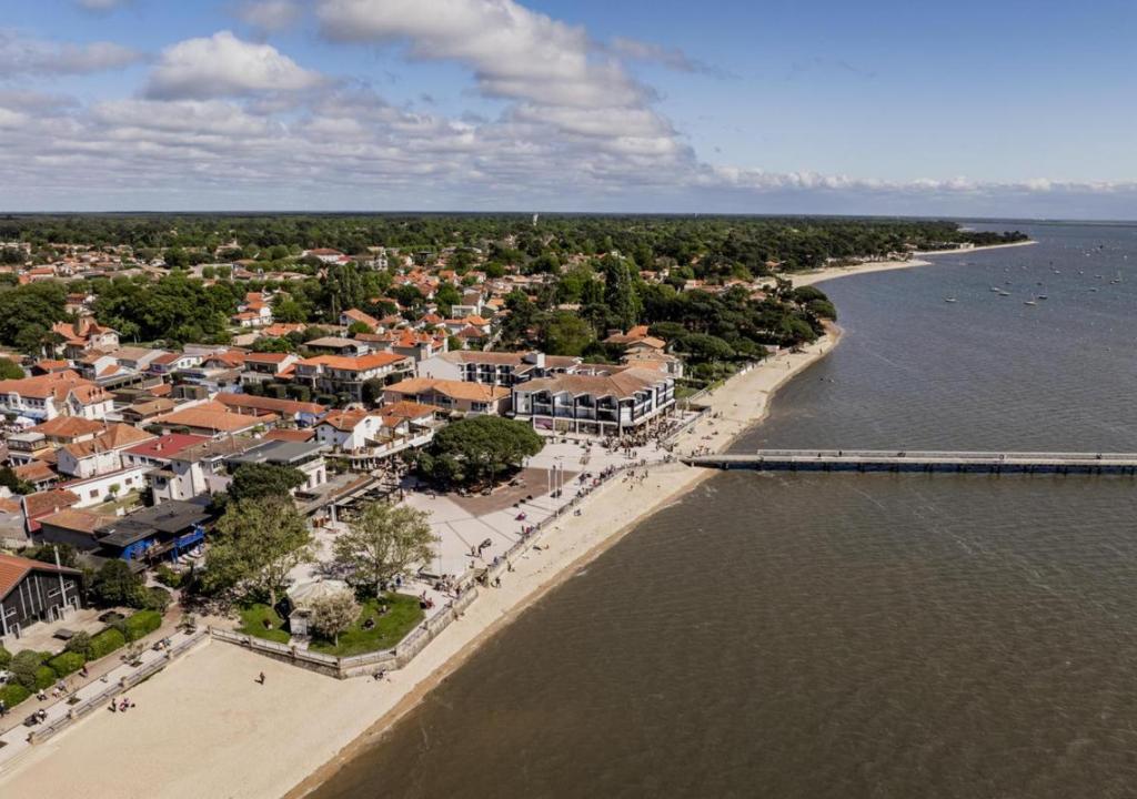 eine Luftaufnahme einer Stadt am Wasser in der Unterkunft La Cabane 21, Andernos-Les-Bains in Andernos-les-Bains