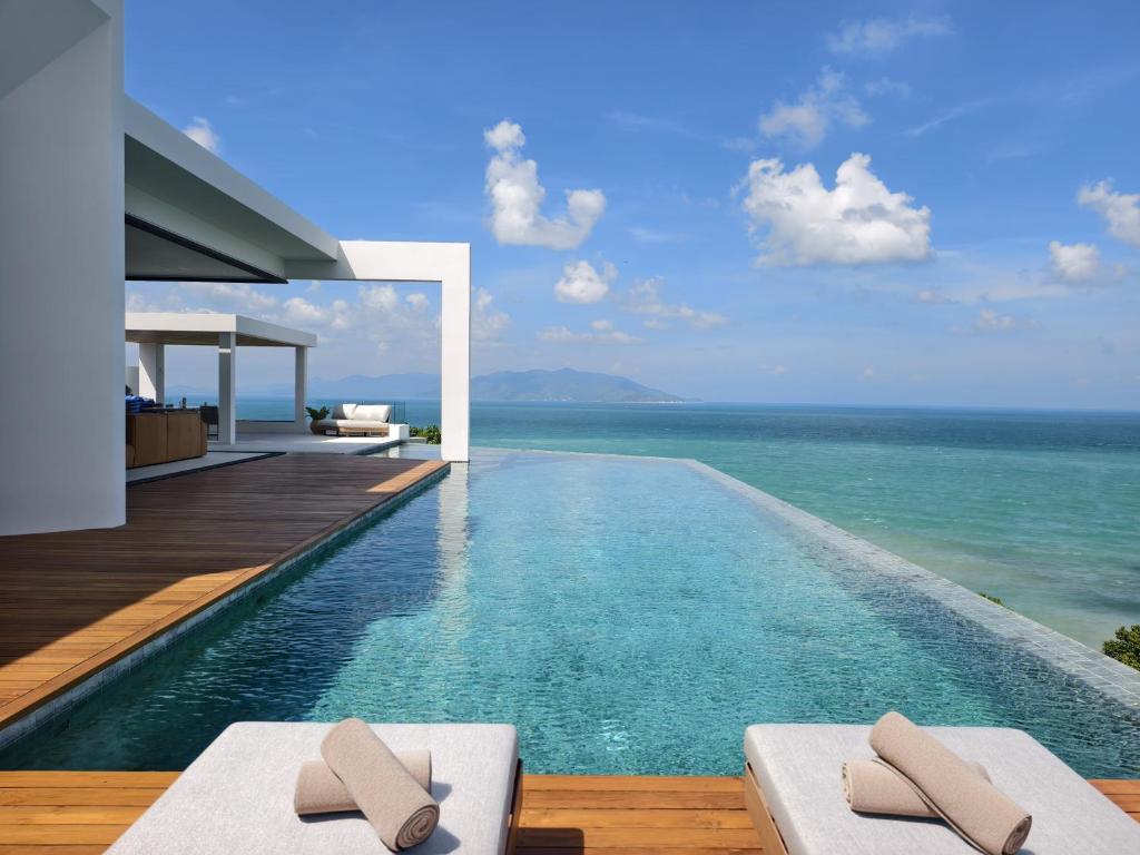 una piscina con vista sull'oceano di Cape Azure Resort Samui by Thalsea a Plai Laem