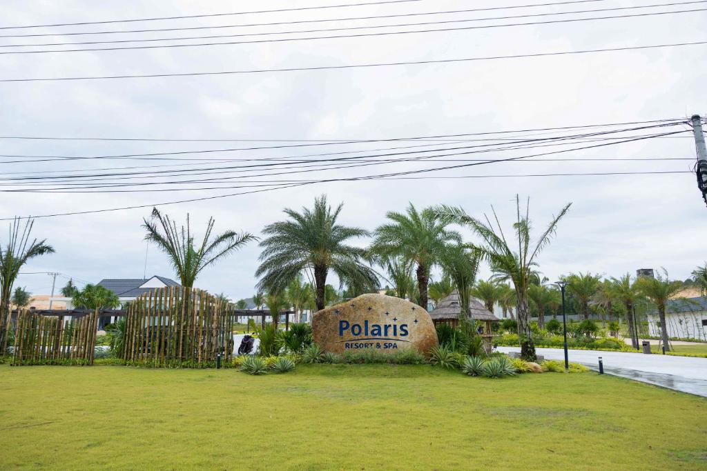 Xóm TramPolaris Resort & Spa的棕榈树组成的棕榈度假村标志