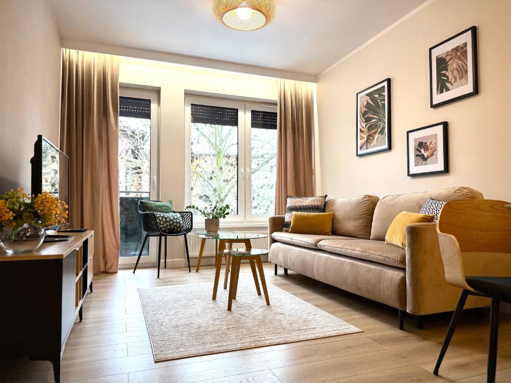 un soggiorno con un divano e un tavolo di Prywatny Parking przy Starówce Apartament Logan by Rentoom a Toruń