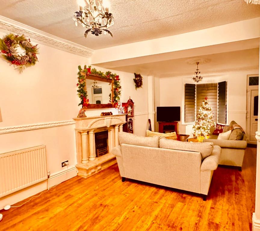 TV a/nebo společenská místnost v ubytování Luxury 5-Bed Home in Nicholson, Close to Sheffield City Centre, Jacuzzi, BBQ, Parking & Wi-Fi, Sleeps 10