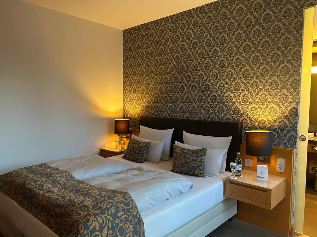 una camera con un letto e due tavoli con lampade di Schlossgut Gross Schwansee a Gross Schwansee