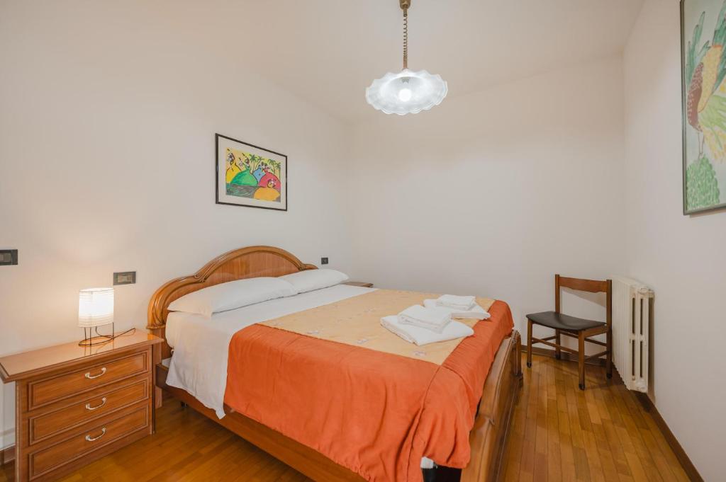 Un pat sau paturi într-o cameră la Casa Golden - between Venice and Padova & Parking