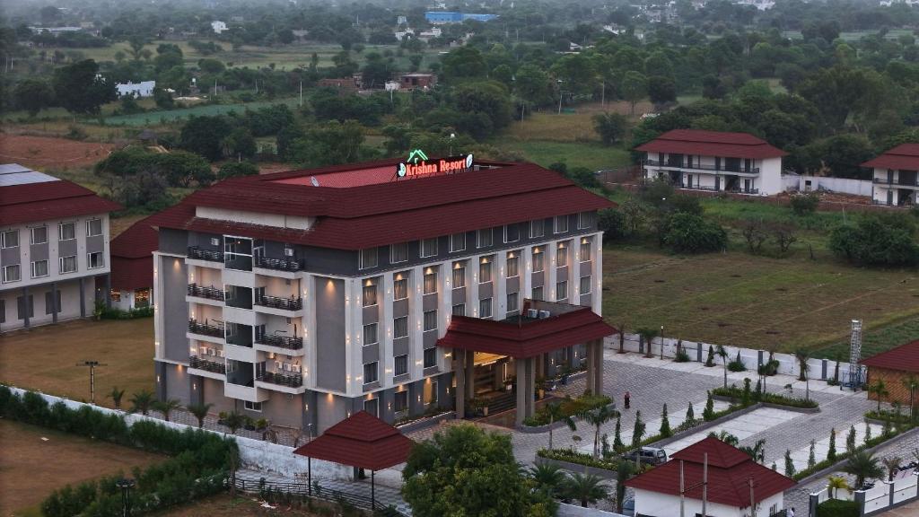 een uitzicht op een gebouw met een rood dak bij Krishna Resort Pushkar in Pushkar