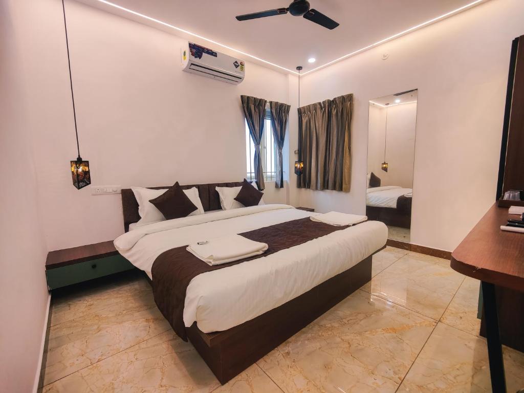 ein Schlafzimmer mit einem großen Bett in einem Zimmer in der Unterkunft Hotel Nova Grande' in Hosur