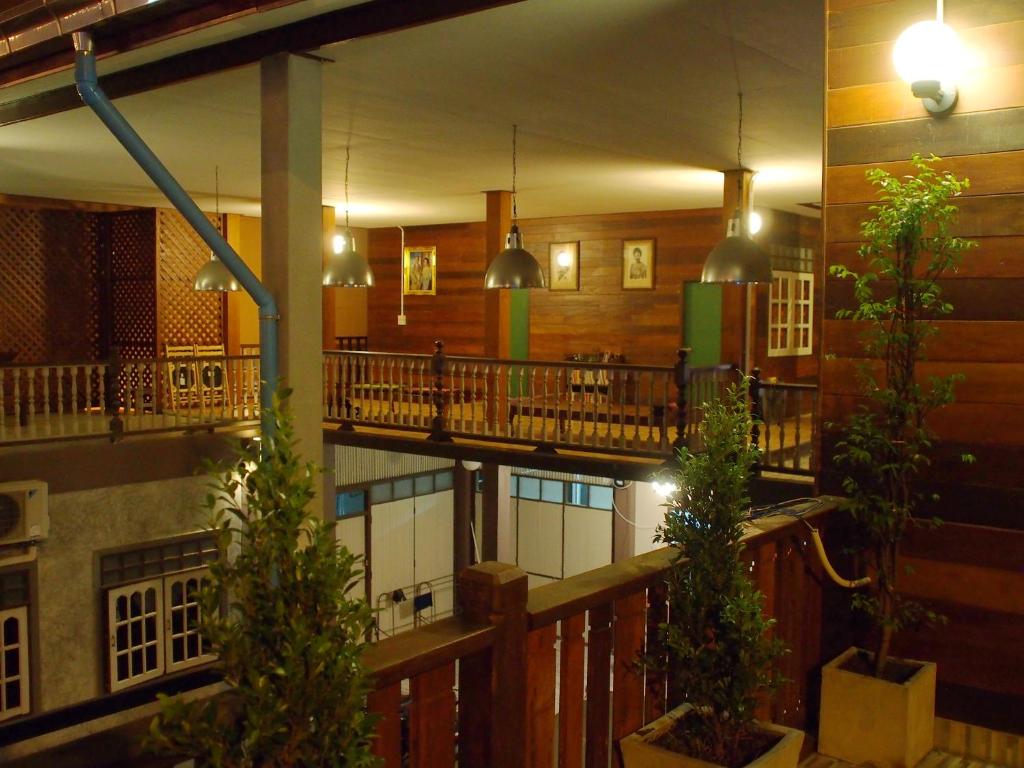 a large room with potted plants in a building at Chommuang Guest House in Phra Nakhon Si Ayutthaya
