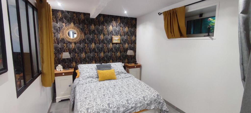 a small bedroom with a bed and a mirror at Studio Lindois in Lalinde