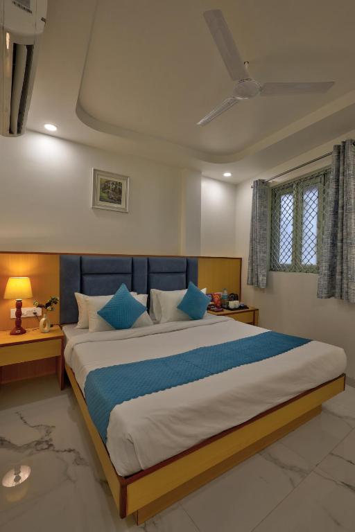 Un dormitorio con una cama grande con almohadas azules. en Hotel New King Castle International- Free Airport Pick up, en Nueva Delhi