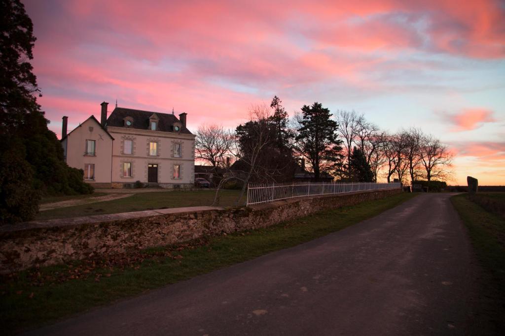 Η ανατολή ή δύση του ηλίου όπως φαίνεται από αυτή η παραθεριστική κατοικία ή από εκεί κοντά