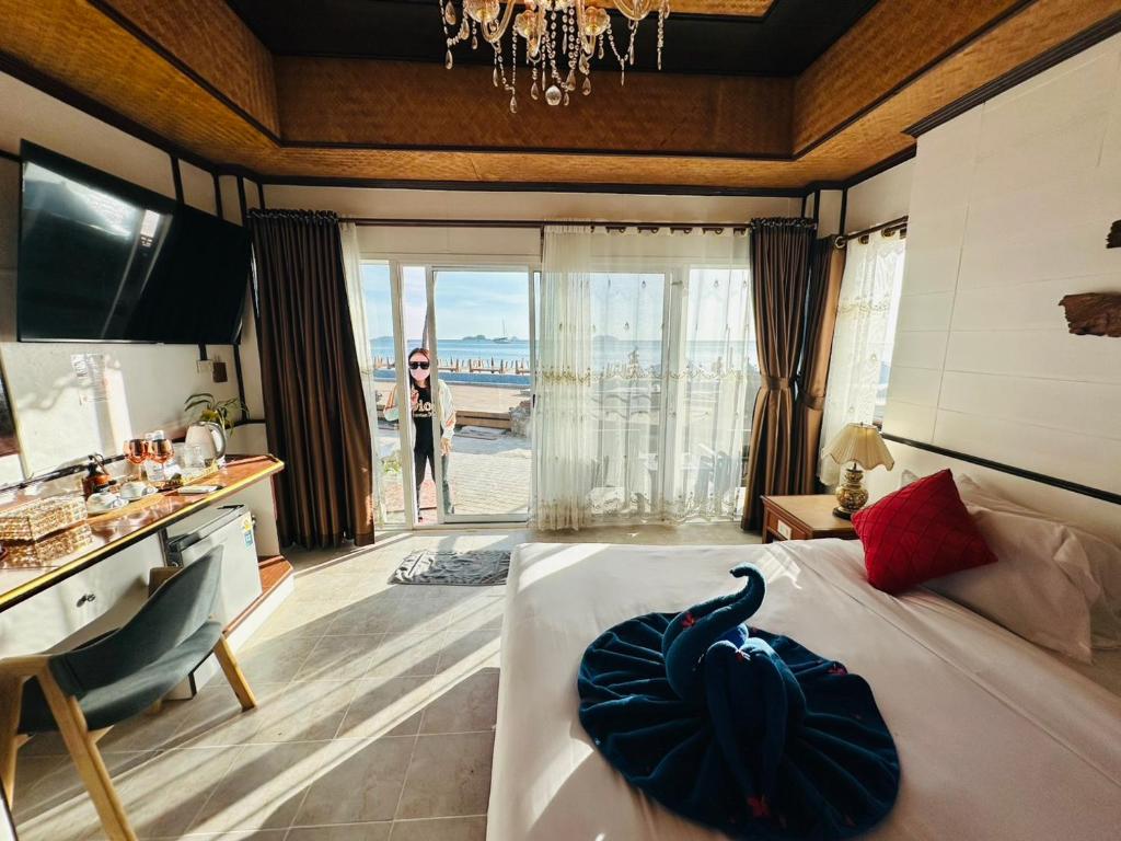 een vrouw in een hotelkamer met een bed bij Koh Chang Resort in Ko Chang