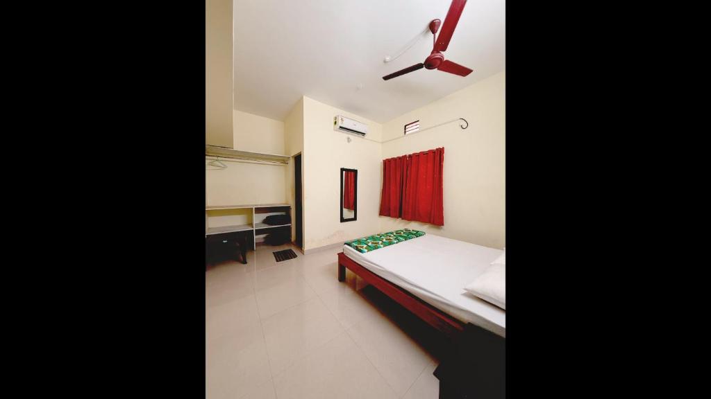 Giường trong phòng chung tại Pandu Ranga Residency Nirvana Beach