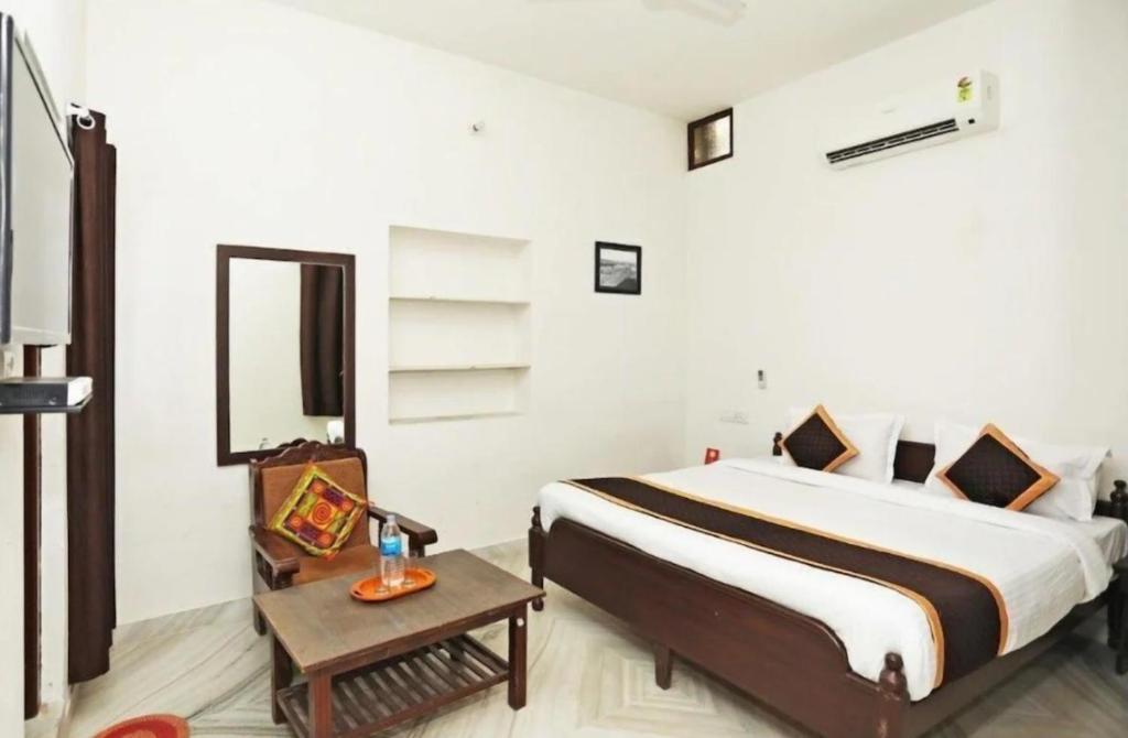 Una cama o camas en una habitación de Hotel Sunrise International