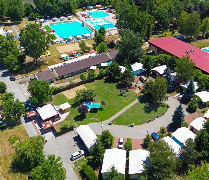 Πισίνα στο ή κοντά στο Chatova osada Family Resort Thermalpark inclusiv