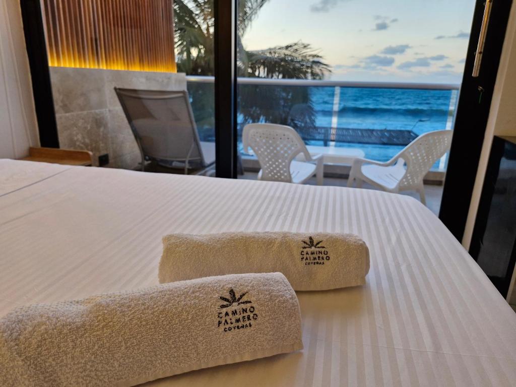 due asciugamani su un tavolo con vista sull'oceano di Camino Palmero Coveñas a Coveñas