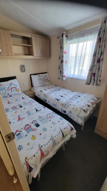 En eller flere senge i et værelse på Ollie's Towyn